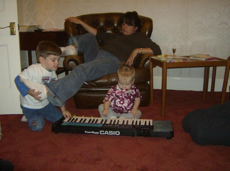 Jess_UKVisit2008 (4)b.JPG - UK - No big brother, my turn!  You've been denied by the Mummy Leg!